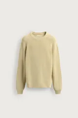 Sweater de punto con estructura de canalé, color amarillo claro, con cuello redondo y mangas largas.