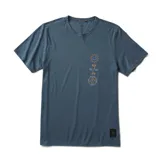 Remera azul con estampado vertical de sol, palmera y texto en color naranja.