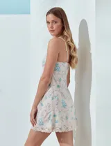 Chemise marrón de seda fría con breteles finos regulables y apliques de encaje en escote y ruedo.