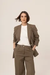 Blazer marrón con estampado a cuadros, de corte clásico y solapas de muesca.