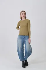 Remera de manga larga ajustada al cuerpo, color blanco, con cuello redondo bajo y tejido acanalado.