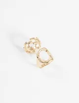 Set de dos anillos dorados de metal. Uno es un anillo ancho con diseño irregular y el otro es un anillo con forma de eslabones.