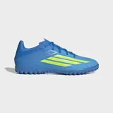 Championes de fútbol Adidas F50 Club para pasto sintético, color azul con detalles en amarillo neón. Presentan exterior Fiberskin con textura 3D, lengüeta flotante ventilada y suela de caucho con tapones pequeños para mayor tracción.