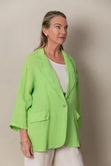 Blazer italiano de lino color verde manzana, de corte suelto, liviano y sin forro. Manga tres cuartos con presilla para sujetarla, falsos bolsillos y se prende con un botón.