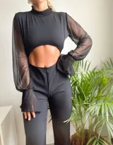 Mono largo negro con cuello alto, mangas largas de tul y abertura en el abdomen.