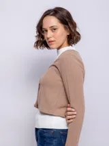 Top marrón de punto, manga larga y escote en V con cierre de dos botones. Incluye una remera blanca de cuello alto debajo.