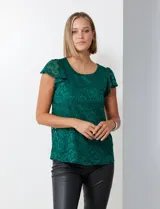 Blusa verde esmeralda de encaje con mangas cortas con volados, espalda con abertura central y botón.