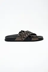 Sandalias chatitas de cuero color peltre con diseño calado y base negra.