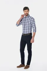 Pantalón de gabardina azul marino, corte recto, con cinco bolsillos y cierre frontal con botón y cremallera.