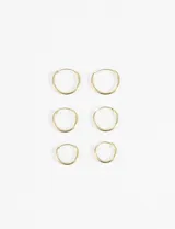 Set de aros dorados pequeños de diferentes tamaños, tipo argolla.