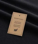 Remera de hombre color beige claro, de corte slim, con cuello redondo y mangas cortas. Tejido acanalado sin estampa.