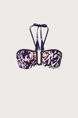 Top de bikini bandeau con aro en U en el centro y tiras halter que se atan al cuello. Presenta un estampado abstracto en tonos azules, blancos y naranjas, con detalles de cordones trenzados y flecos colgantes en los breteles.