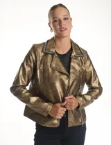 Chaqueta tipo biker de eco cuero con acabado metalizado dorado. Presenta cuello con solapa decorado con ribete bordado de pedrería y strass, cierre frontal asimétrico con cremallera metálica y bolsillos laterales funcionales con cierre.
