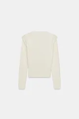 Jersey de punto de cuello redondo y manga larga, con diseño estructurado que incorpora hombreras marcadas y detalles de pliegues en los hombros.