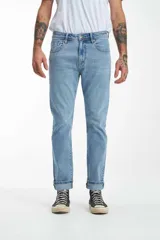 Pantalón de jean celeste, corte slim y tiro medio.