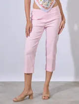 Pantalón capri color beige, de gabardina elastizada, con pretina ancha elastizada y bolsillos simulados.