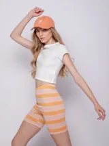 Calza ciclista verde con rayas horizontales en tonos verde claro y beige.