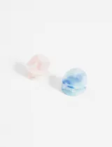 Broche para el pelo circular con diseño abstracto en tonos celeste y rosa.