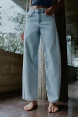 Jeans de tiro alto con cinco bolsillos y diseño de costuras verticales en el frente. Cierre frontal con cremallera y botón.