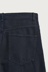 Pantalón cargo straight fit de algodón color negro con efecto lavado, bolsillos laterales en las piernas y cierre frontal con cremallera y botón.