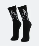 Par de medias de caña alta negras con estampado de llamas blancas.