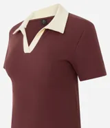 Blusa de manga corta confeccionada en tejido acanalado de algodón con elastano, de color bordó con cuello polo en tono amarillo claro y escote en V.