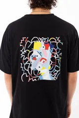 Remera negra de algodón con estampa en la espalda de Bart Simpson reinterpretado en un estilo abstracto y surrealista.
