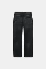 Jeans de tiro medio con corte straight, color azul con efecto lavado y roturas sutiles, cinco bolsillos y cierre frontal con cremallera y botón metálico.