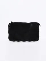 Bandolera negra con cierre superior y tachas plateadas en el borde.