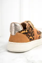 Zapatillas bajas de cuero con estampado animal print, detalles en cuero color marrón y puntera metalizada dorada.