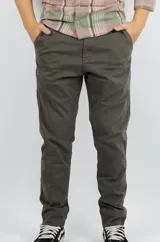 Pantalón de vestir color verde oscuro, confeccionado en gabardina. Corte recto y tiro medio.