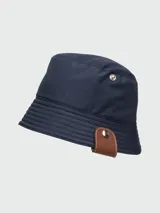 Sombrero de pescador reversible Longchamp azul marino con detalle de cuero marrón.