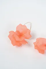 Aros colgantes con diseño de flor en color negro, con gancho metálico dorado.