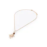 Collar dorado con dije de flor calada, perla y cuentas marrones.