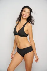 Conjunto de bikini negro con corpiño triangular y bombacha clásica.