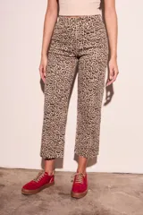 Pantalón de jean con estampado animal print, corte recto y tiro medio.