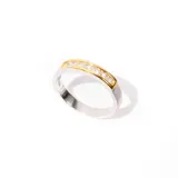 Anillo plateado con banda superior dorada y circonitas blancas incrustadas.