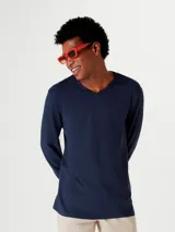 Camiseta unisex de manga larga color beige, con escote en V.