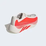 Championes de running Adidas Hyperboost Edge, color blanco con inserciones en rojo brillante y las tres tiras características de la marca en la entresuela.
