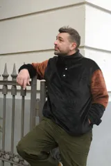 Buzo afelpado de hombre con diseño color block en marrón, azul y blanco.