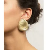 Aros grandes dorados con forma irregular y diseño plisado.