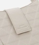 Cartera baguette pequeña color marrón con textura en relieve, correa ajustable, cierre con cremallera y solapa con detalle de colgante.