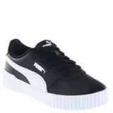 Championes Puma modelo Carina 2.0, de diseño urbano con capellada de cuero sintético negro y la clásica franja lateral de la marca en color blanco. Presenta una suela de plataforma de goma blanca con relieve en la parte frontal y trasera.