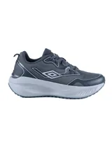 Championes deportivos Umbro modelo Fly, de color gris oscuro con suela de plataforma en tono gris claro. Presentan un diseño con malla transpirable, refuerzos sintéticos y el logo de la marca en el lateral.
