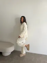 Babucha gris melange de lanilla, con bolsillos laterales y cintura elastizada.