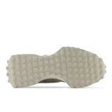 Championes urbanos New Balance modelo 327, color beige y marrón con detalles en blanco, confeccionados en gamuza y malla, con logo "N" característico en los laterales y suela con relieve inspirada en la zapatilla de trail 355.