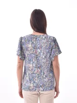 Blusa estampada con cuello en V y lazo ajustable en el escote. Presenta mangas cortas con ligero volumen y un corte holgado con frunces bajo el busto.
