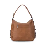 Cartera tipo hobo de cuero sintético color rojo ladrillo, con correa de hombro ajustable. Tiene cierre superior con solapa y broche magnético, bolsillo frontal con cierre, bolsillos laterales con cierre y múltiples bolsillos internos.