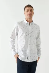 Camisa de hombre de manga larga con cuello clásico y estampado de rayas verticales en tonos azules, grises y blancas.