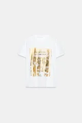 Camiseta de algodón de corte regular con cuello redondo y manga corta. Presenta un estampado frontal metalizado en tono dorado con diseño gráfico.